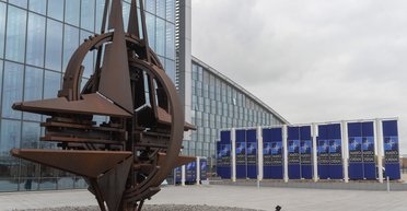 Незваный гость. Почему Украину не пригласили на саммит НАТО и о чем будут говорить за ее спиной