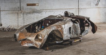 Разбитый и обгоревший суперкар Ferrari продали на аукционе за $1,9 миллиона (фото)