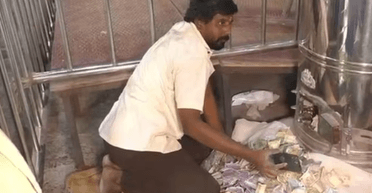 "Собственность божества": мужчина случайно уронил iPhone в ящик для пожертвований, храм его не отдает