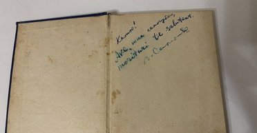 На аукционе продали единственный прижизненный сборник Симоненко с автографом (фото)