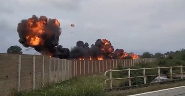 В Италии самолет упал на трассу и взорвался: погибла 5-летняя девочка (фото, видео)