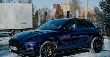 Семейный суперкар: в Украине появился скоростной 900-сильный кроссовер Aston Martin (фото)