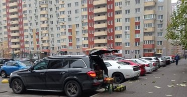 У Києві помітили торговця фруктами на розкішному кросовері Mercedes (фото)
