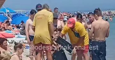 В Одесі на пляж викинуло уламки дрона: реакція відпочивальників потрапила на відео