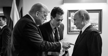 Трамп повторив із Путіним культове фото Хрущова і Ніксона