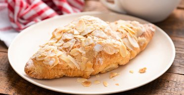 Мигдальні круасани з ніжною начинкою: рецепт смачної випічки