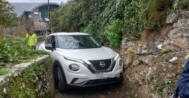 Довелося кинути машину: туристи на авто застрягли між вузьких стін через навігатор (фото)