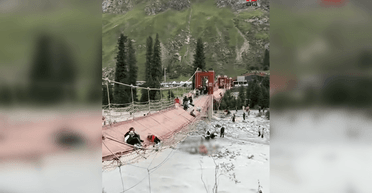 В Китаї обірвався підвісний міст прямо під ногами туристів: є багато загиблих і поранених (відео)