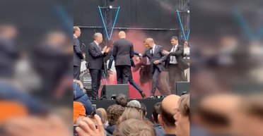 Файер на сцене: в Нидерландах напали на премьера Польши, сработала служба безопасности (видео)