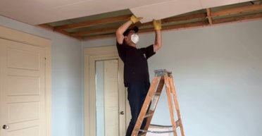 "Кімната буде іншою": несподівана знахідка під стелею здивувала пару (відео)