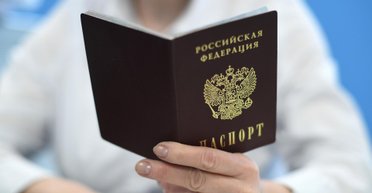 "Паспорт РФ – привилегия и необходимость", – как россияне убеждают украинцев получать документ