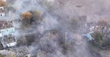 Два украинских танка залетели в оккупированное село под Курахово и разнесли пехоту россиян (видео)