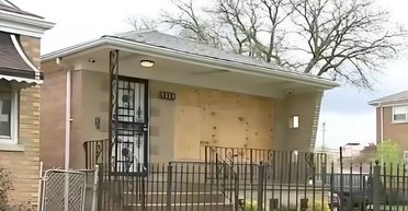 В США мужчина заплатил чужакам тысячи долларов, чтобы выгнать их из своего дома (видео)