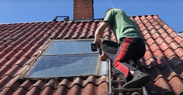 Сонячний водонагрівач зі звичайних пляшок: як зробити самому і зберегти гроші (фото)