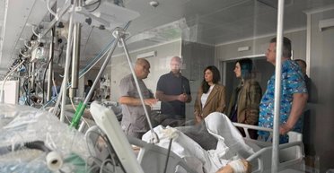 Стрельба в Киеве: 12-летний мальчик и его мать впервые увиделись в больнице после теракта