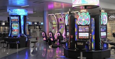 Магія Лас-Вегаса: туристка закінчила відпустку, зірвавши джекпот просто в аеропорту (фото)