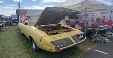 Заброшенное сокровище: в США в сарае обнаружен культовый спорткар 70-х за $125 000 (видео)