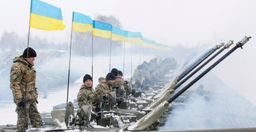 "Не хватает артиллерии и бронетехники": сможет ли Украина справиться с дефицитом оружия без помощи США