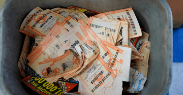 Із бруду в князі: подружжя врятувало виграшний лотерейний білет зі сміття