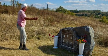 Живет в сарае и мечтает о козе: как выживает единственная жительница дважды оккупированного села на Харьковщине