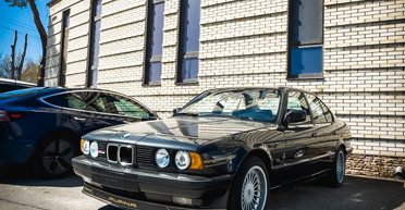 Один із 572: у Києві помітили раритетний заряджений седан BMW 80-х (фото)