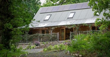 Пара случайно нашла хижину в лесу, которая оказалась настоящим "порталом" в другой мир