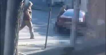 Двоє постраждалих: ТЦК висловився про "протягування" військових на капоті машини в Одесі (відео)