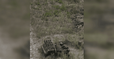 Прямо в окопи: ЗСУ показали, як розносять позиції росіян дронами із саморобною зброєю (відео)