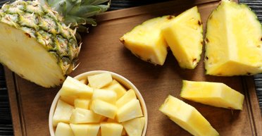 Ученые рассказали, почему от ананаса щиплет язык