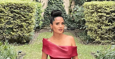 Сальма Хаєк у сукні на одне плече позувала в паризькому саду (фото)