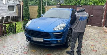 Porsche на тестя, земля на тещу: топполіцейський із Дніпра збагатився на 14 млн грн (фото)