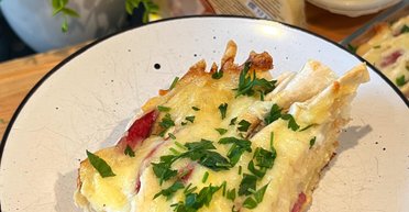 Швидкий пиріг із ковбасою та грибами: рецепт універсального перекусу