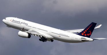 Стюардеса стала акушеркою: жінка народила в літаку на висоті 11 кілометрів (фото)