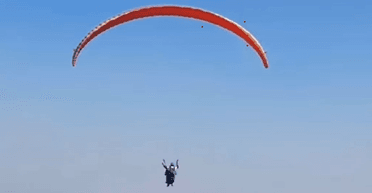 Затори не перешкода: студент використав параплан, щоб не запізнитися на іспит (відео)