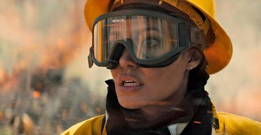 Гори все огнем! Анджелина Джоли удивила всех в новом фильме "Те, кто желает мне смерти"