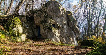 "Це крінж": у стародавній печері на Тернопільщині вставили пластикові склопакети (фото)