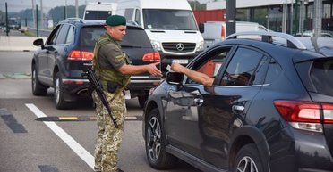 "Можливість є": заброньовані чоловіки можуть виїжджати за кордон у відпустку, проте є нюанси (відео)