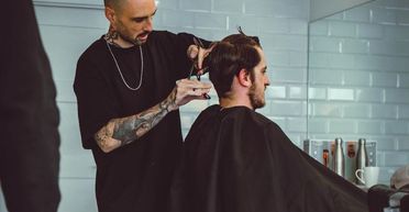 Перукар робить безплатні стрижки, але люди не поспішають до нього йти: що не так (фото)