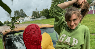 "Сільська дівчина", яку висміювали в інтернеті, живе у маєтку з депутатом (фото)