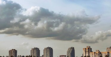 Сильный гул в Киеве: жители слышат странный звук и высматривают самолеты в небе (видео)