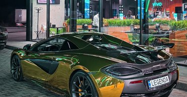 По-богатому: в Украине заметили золотой суперкар McLaren (фото)