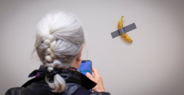 Банан, приклеєний скотчем до стіни, продали на аукціоні за $6,2 млн (відео)