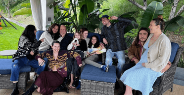 Брюс Вілліс позував в оточенні всієї родини на новому знімку (фото)