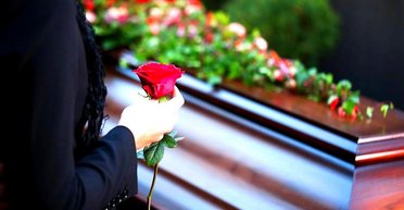 В Тернополе работник ритуальной службы обворовывал покойников