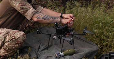 Может развернуться или взорваться в руках: чем опасны для военных "домашние" дроны