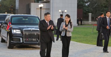 Ким Чен Ын прокатил дочь на российском лимузине и показал масштабное шоу