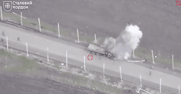 Українські БПЛА в Курській області "дістають" техніку ЗС РФ в "антидронових коридорах" (відео)