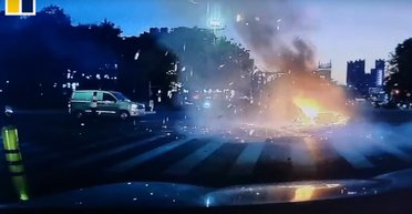 В Китае на перекрестке загорелся и эффектно взорвался электроскутер (видео)