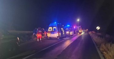 Перевернулся после столкновения: в Румынии в ДТП попал автобус с 82 украинцами (видео)