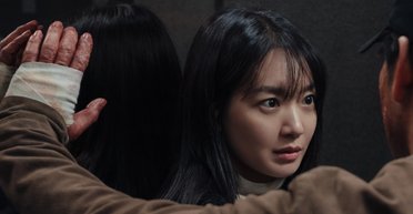 "Лучший триллер всех времен": южнокорейский сериал "Карма" неожиданно стал хитом Netflix